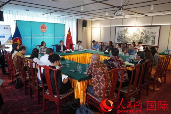 中国驻东盟使团向地区媒体智库宣介全国两会精神