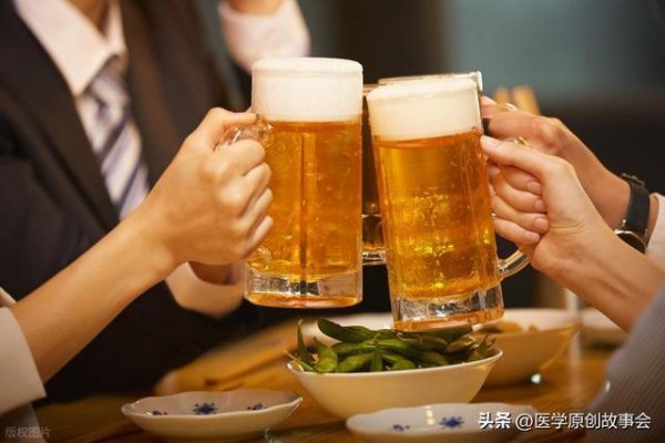 听一句劝：高血压不想脑出血，4种酒要少喝，再馋也要忍住