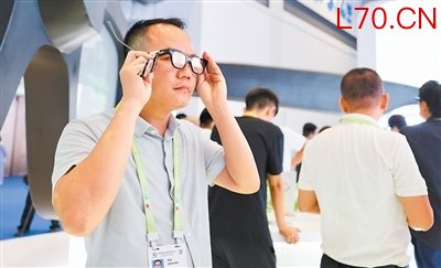 观众在第六届消博会科技消费展区体验乐奇AI眼镜。本报记者 蒋雨师摄