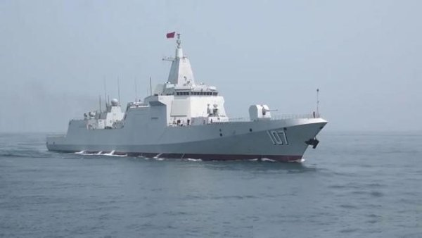 外国媒体发现：055当着日本航母的面，发射了鹰击20