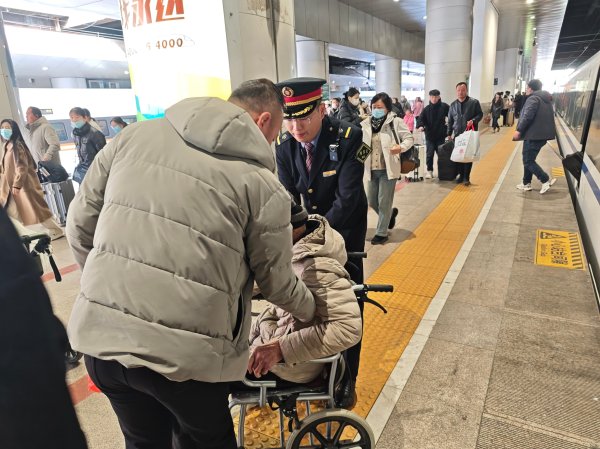 新春走基层｜在飞驰的列车上守护“回家路”