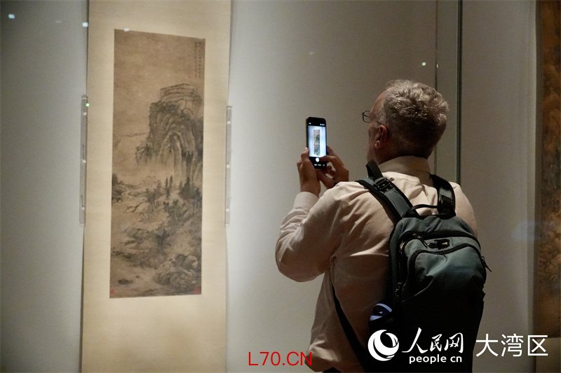 图3. 19日传媒预览现场,记者在香港故宫文化博物馆拍摄展品。人民网 严小晶摄