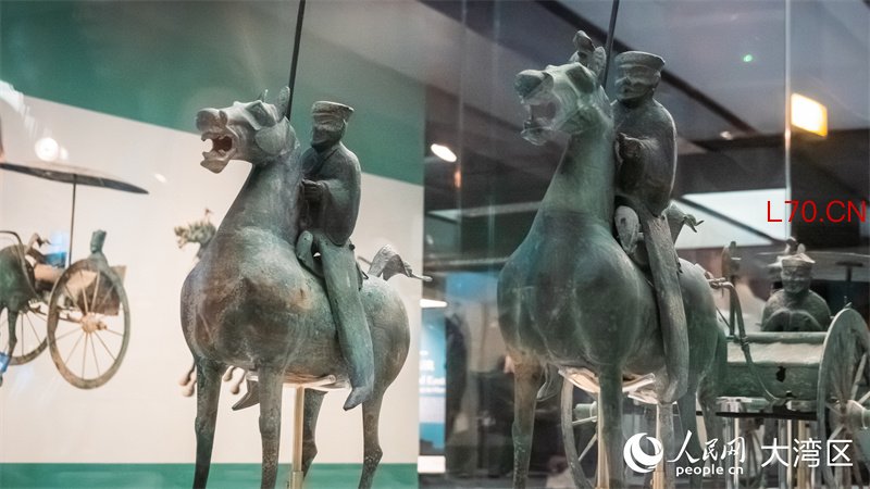 图3.来自甘肃省博物馆藏的持矛铜骑士俑和持戟铜骑士俑。人民网 吴宇扬扬摄