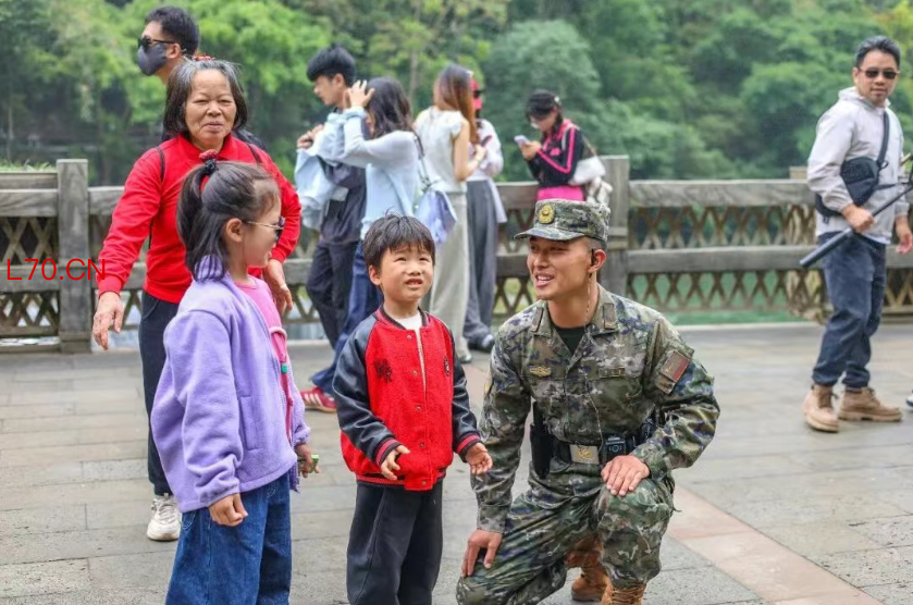 武警贵州总队安顺支队巡逻官兵与小朋友温馨互动（武警贵州总队安顺支队供图）