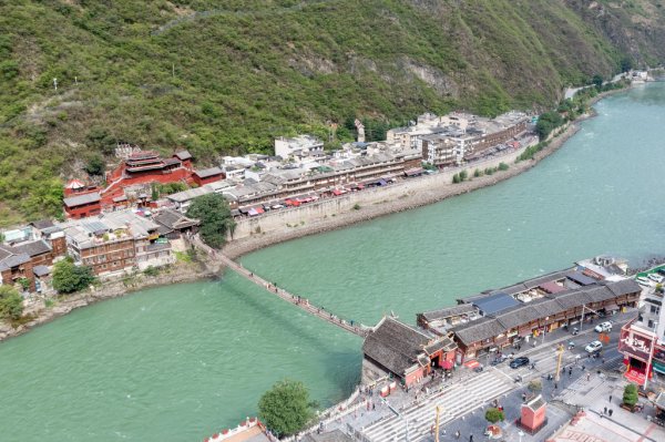 泸定桥：昔日铁索寒 今朝山河热