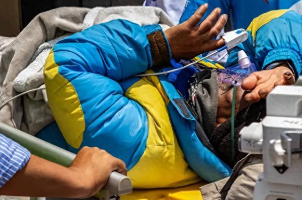 珠峰奇迹：夏尔巴向导失踪一周被发现爬向大本营，家人正办葬礼！英国客户自称遭网暴